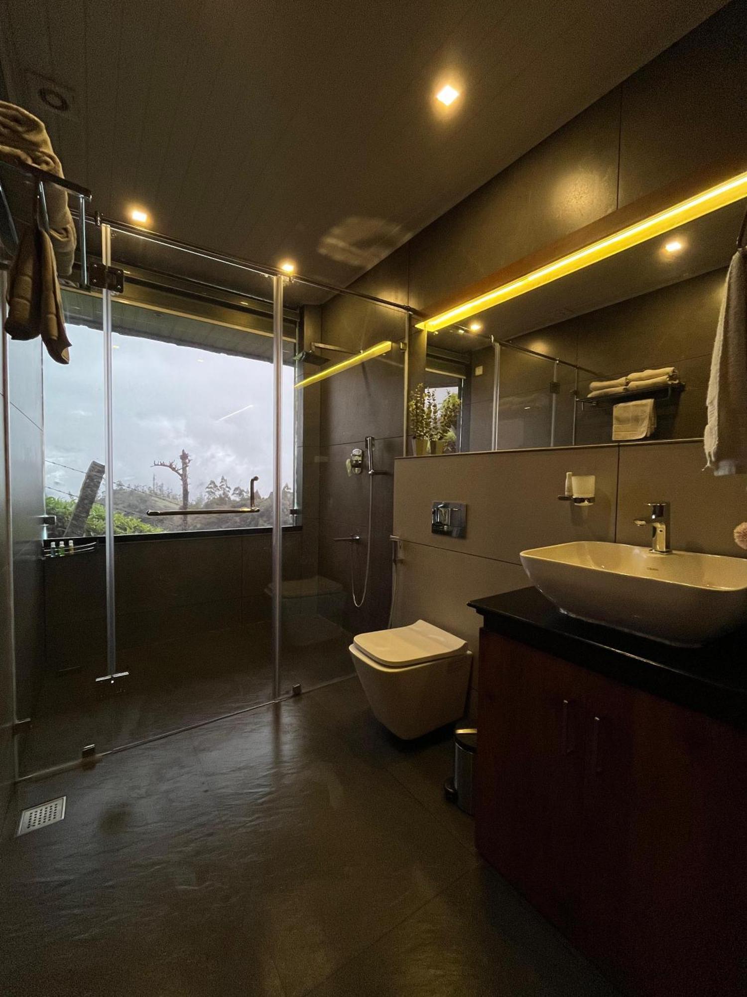 Misty Courtyard Resort Chinnakanal Bagian luar foto