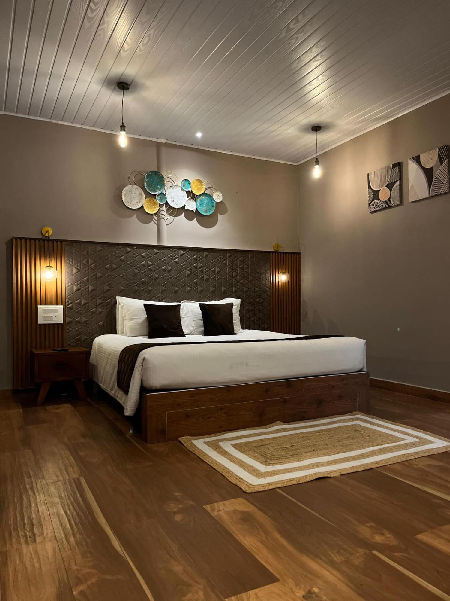 Misty Courtyard Resort Chinnakanal Bagian luar foto