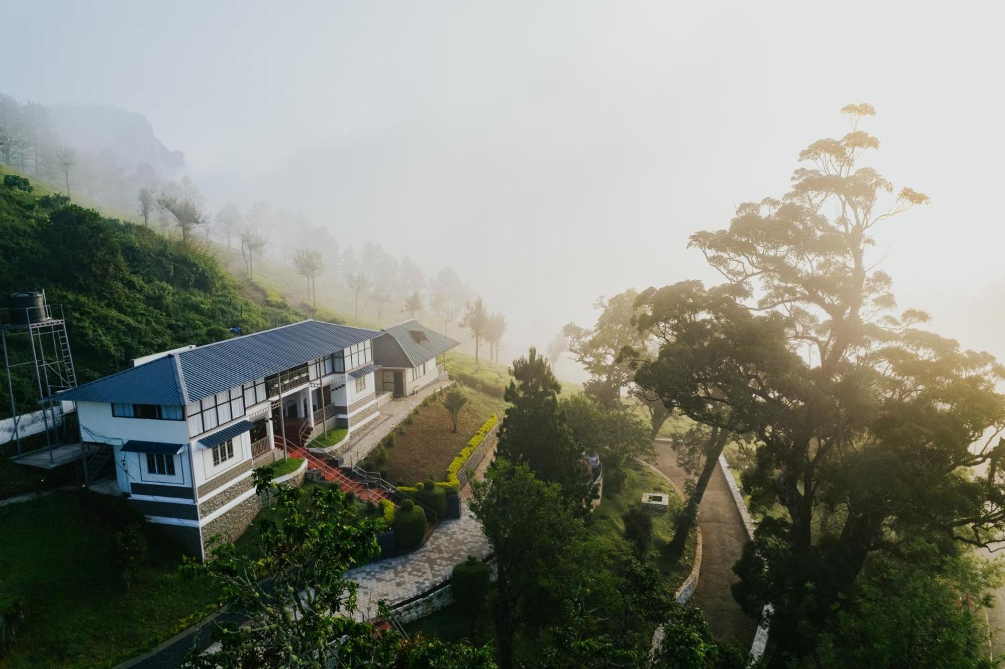 Misty Courtyard Resort Chinnakanal Bagian luar foto