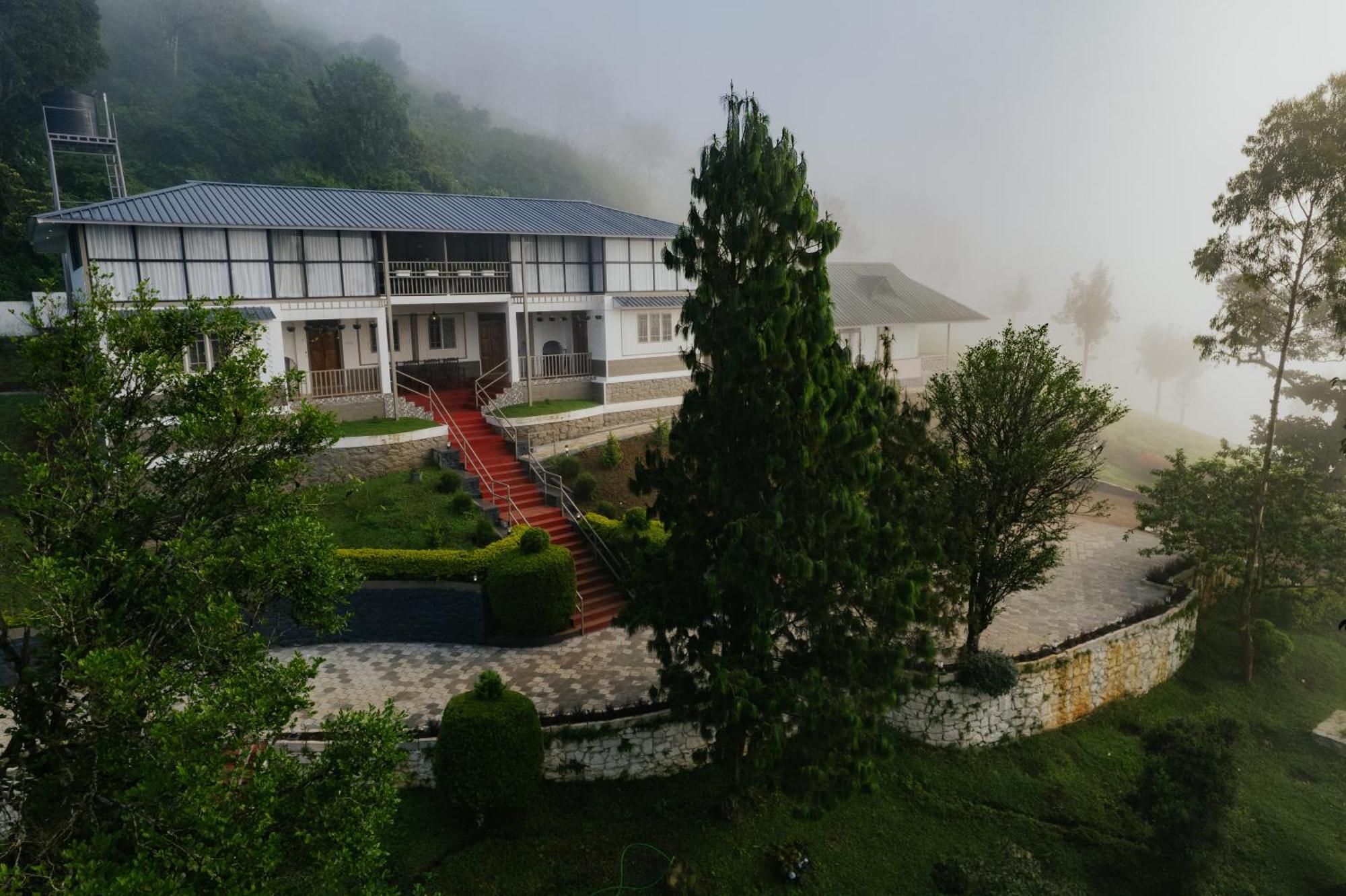 Misty Courtyard Resort Chinnakanal Bagian luar foto